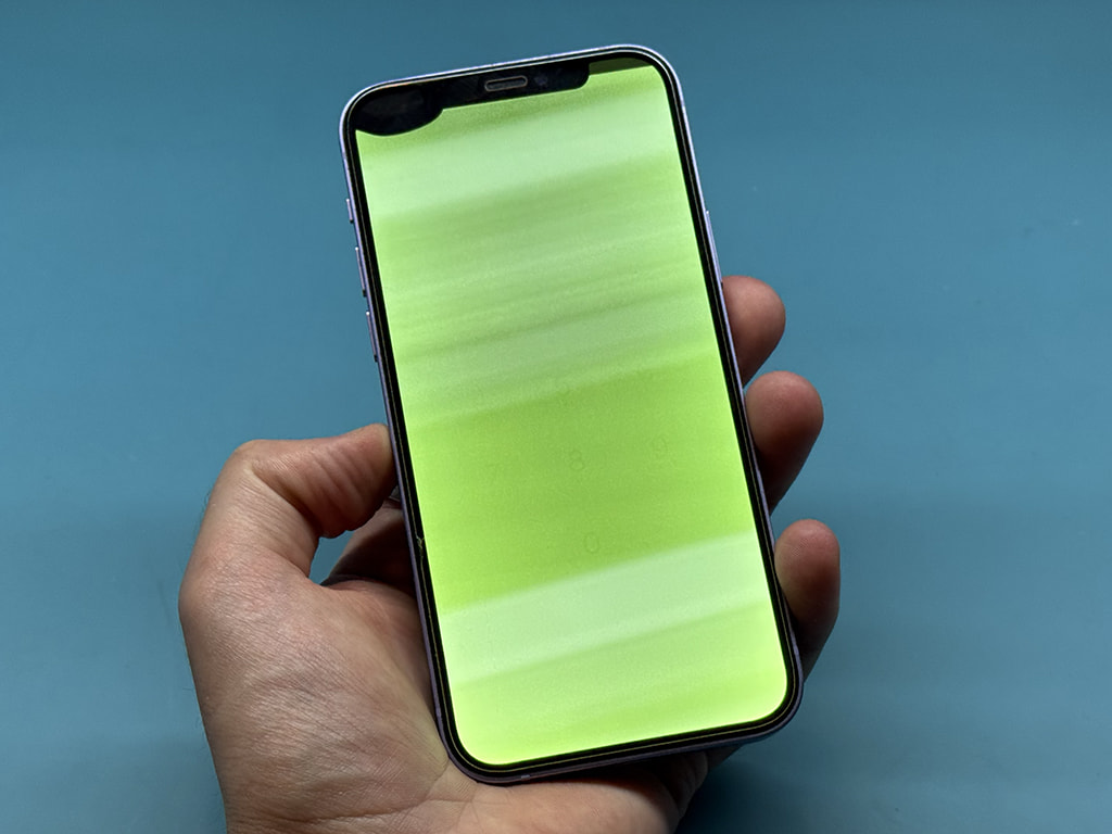 černé skvrny, nebo vylité barvy displeje iphone